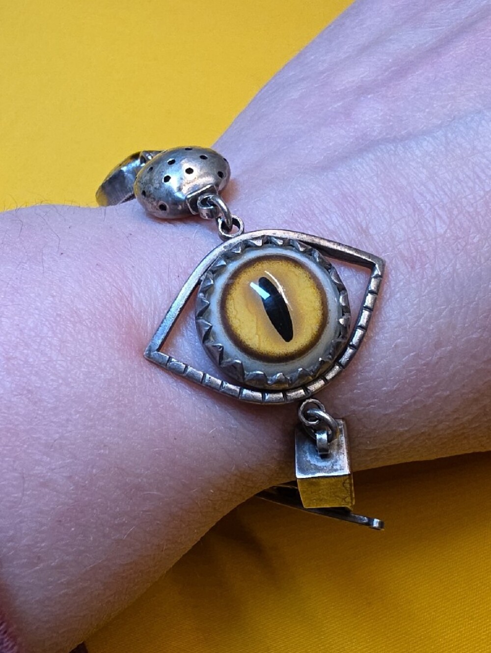Vintage Modernist Tiger’s Eye Artisan Multi-Link Charm Toggle Bracelet 28.6gtw